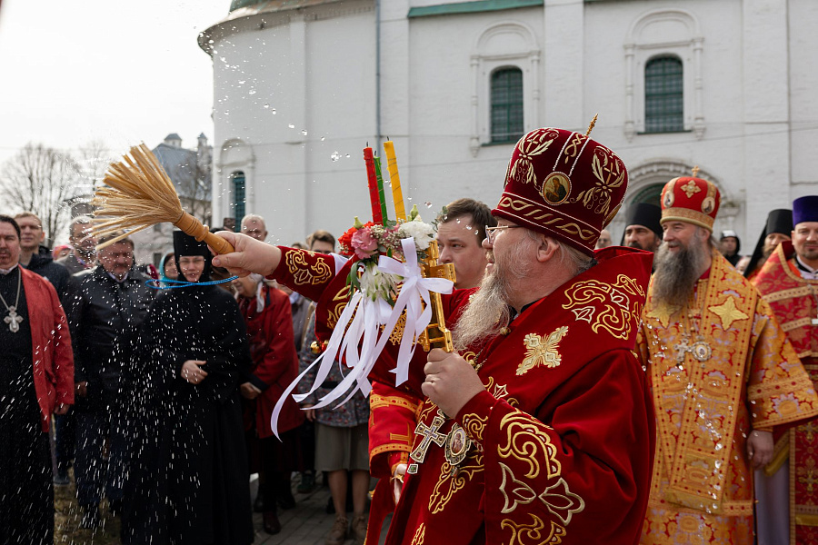 Божественная литургия в Светлый Понедельник в Коломне
