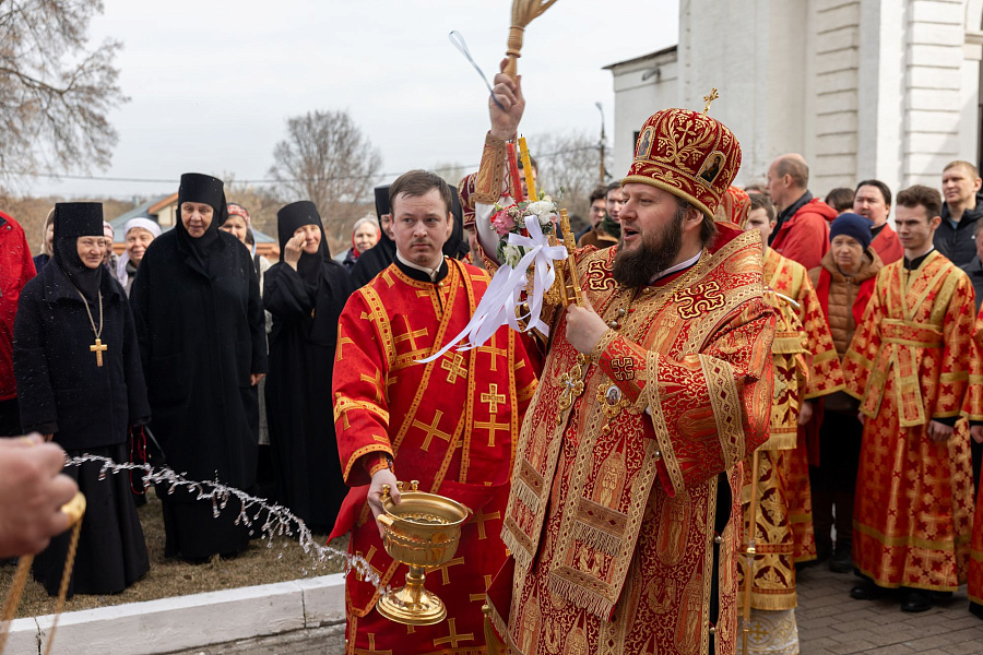 Божественная литургия в Светлый Понедельник в Коломне