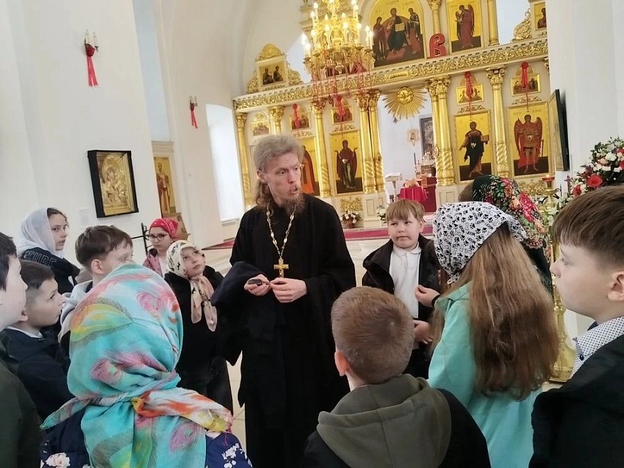 Гости из СОШ №17 на приходе Михаило-Архангельского храма г. Коломна