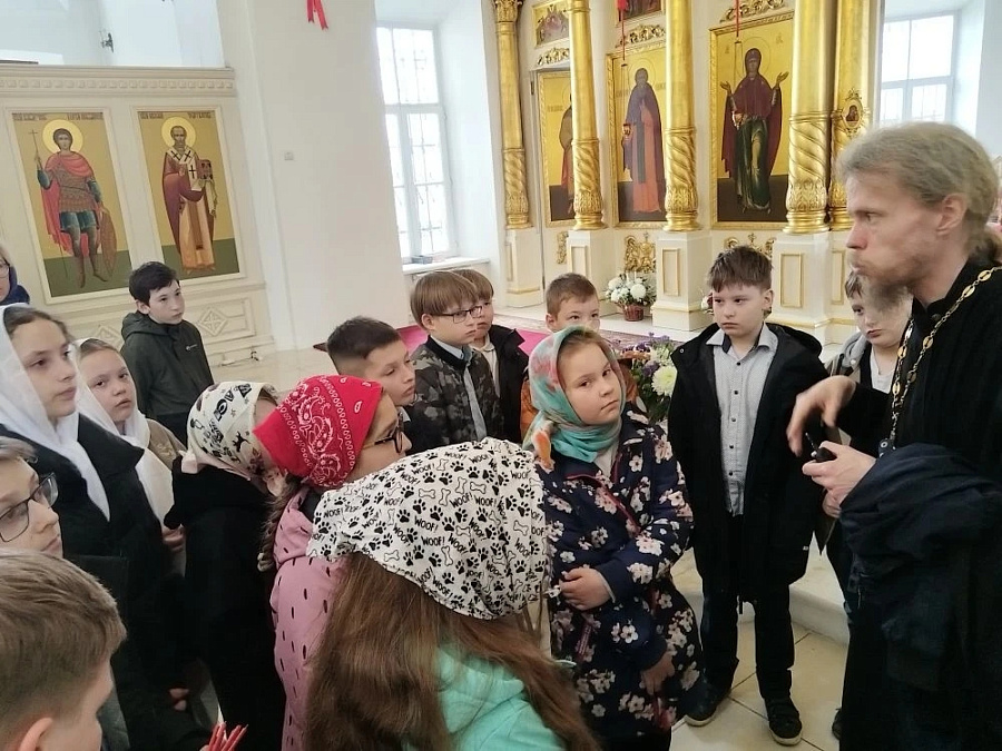 Гости из СОШ №17 на приходе Михаило-Архангельского храма г. Коломна