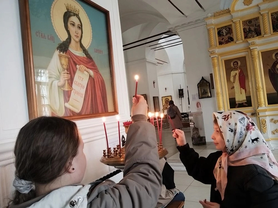 Гости из СОШ №17 на приходе Михаило-Архангельского храма г. Коломна