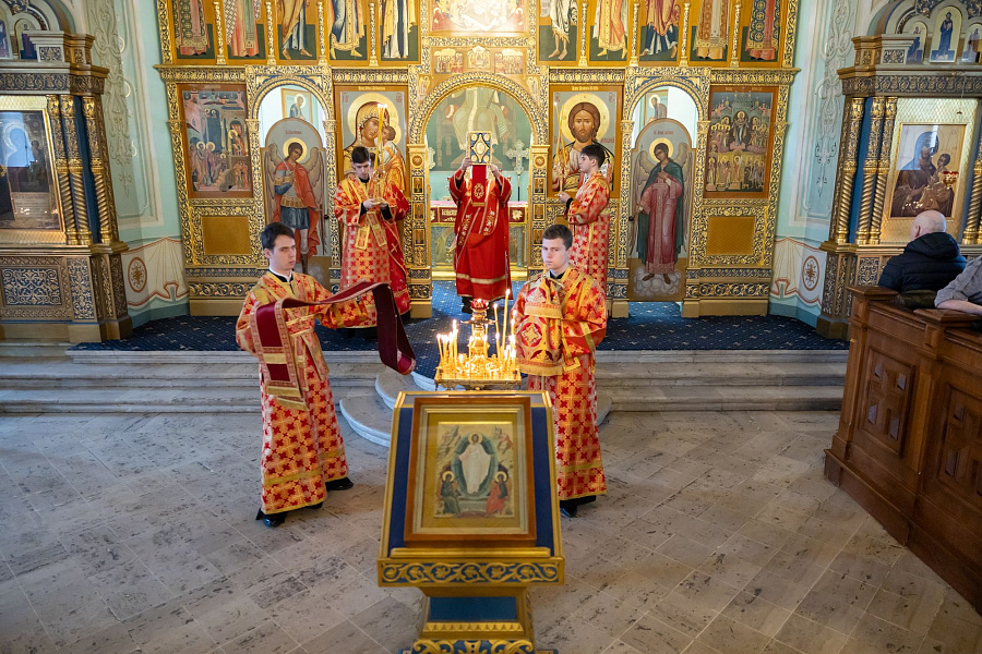Архиерейское богослужение на Радоницу в Тихвинском храме города Коломны