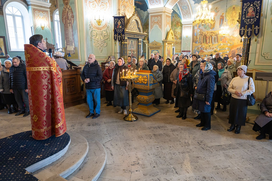 Архиерейское богослужение на Радоницу в Тихвинском храме города Коломны