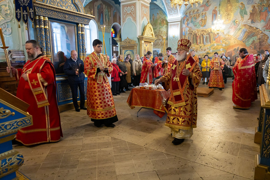 Архиерейское богослужение на Радоницу в Тихвинском храме города Коломны