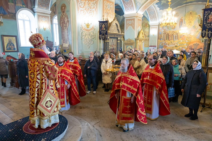 Архиерейское богослужение на Радоницу в Тихвинском храме города Коломны