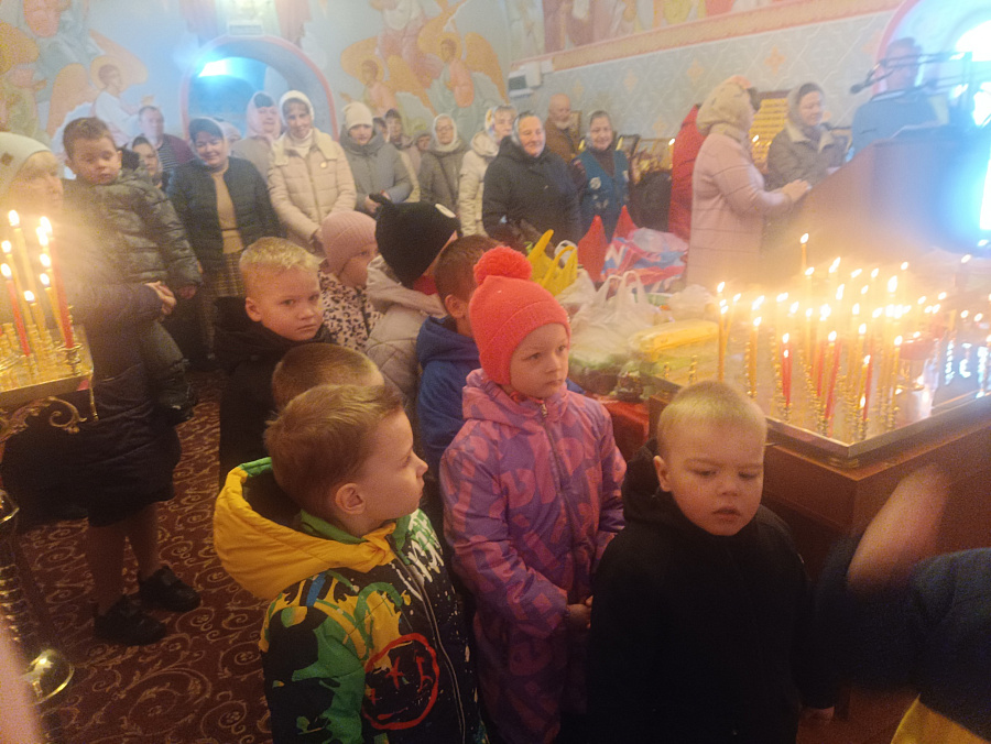 Дети на Литургии в храме Владимирской иконы Божией Матери 