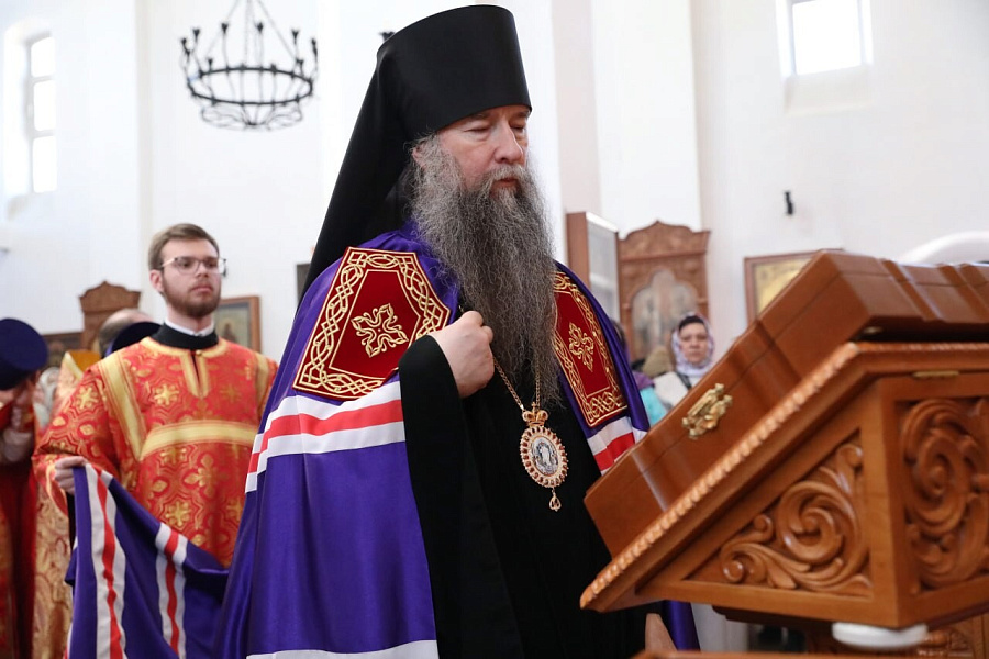 Архиерейское богослужение в Преображенском храме в Долгопрудном