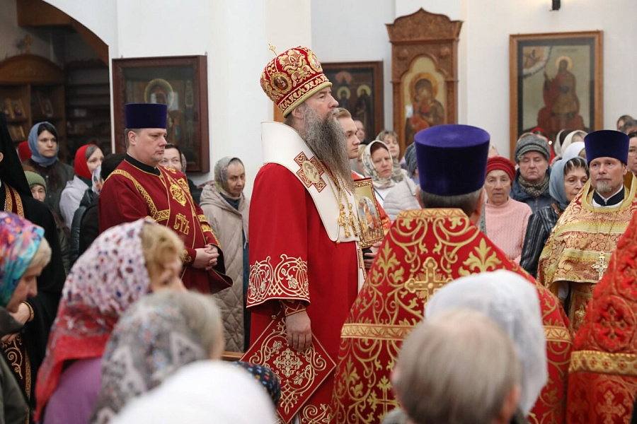 Архиерейское богослужение в Преображенском храме в Долгопрудном