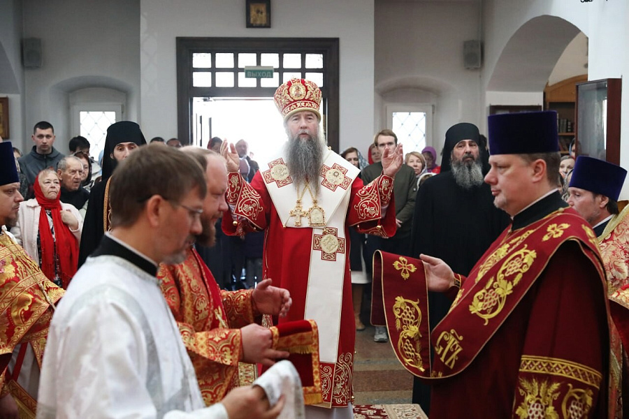 Архиерейское богослужение в Преображенском храме в Долгопрудном