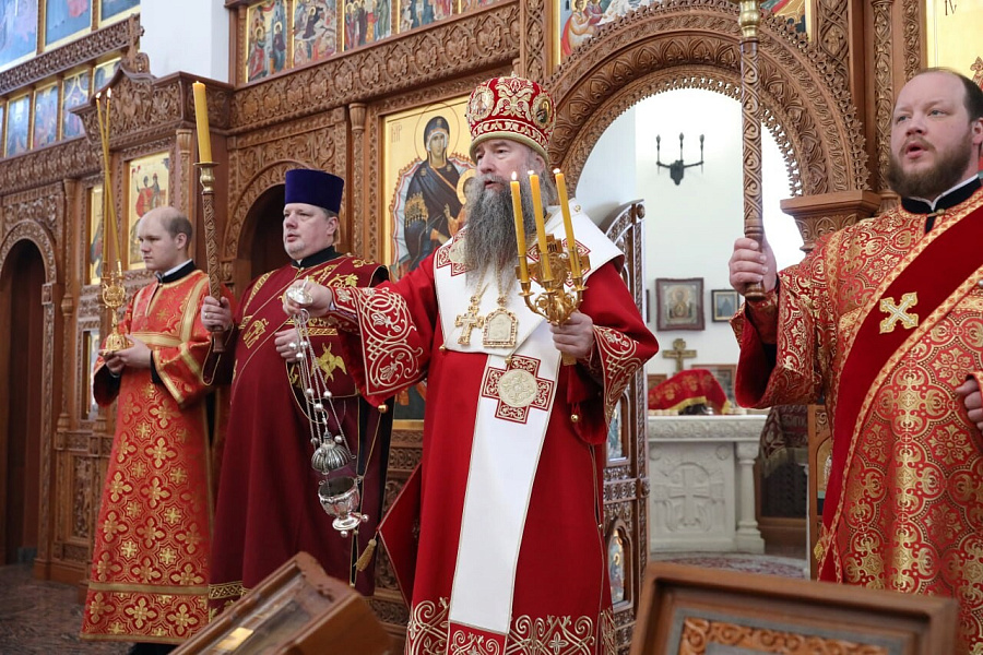 Архиерейское богослужение в Преображенском храме в Долгопрудном