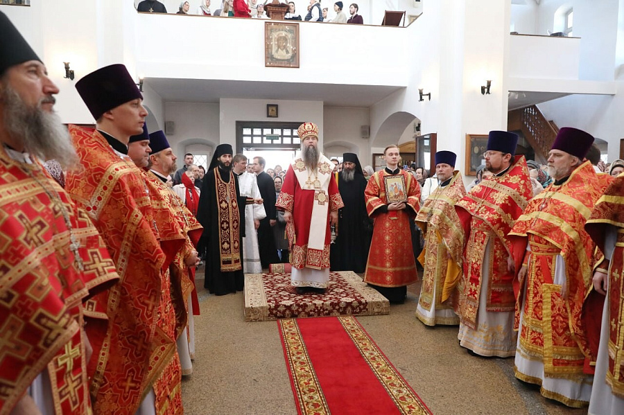 Архиерейское богослужение в Преображенском храме в Долгопрудном
