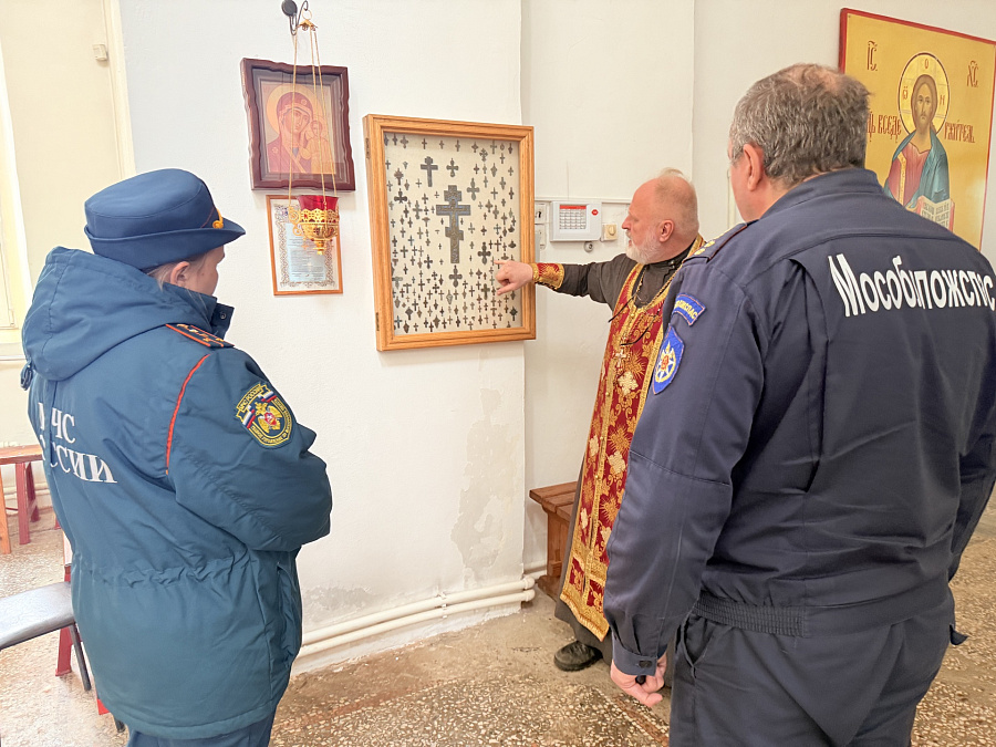 Сотрудники ОНД по городу Озёры посетили Успенский храм села Белые Колодези