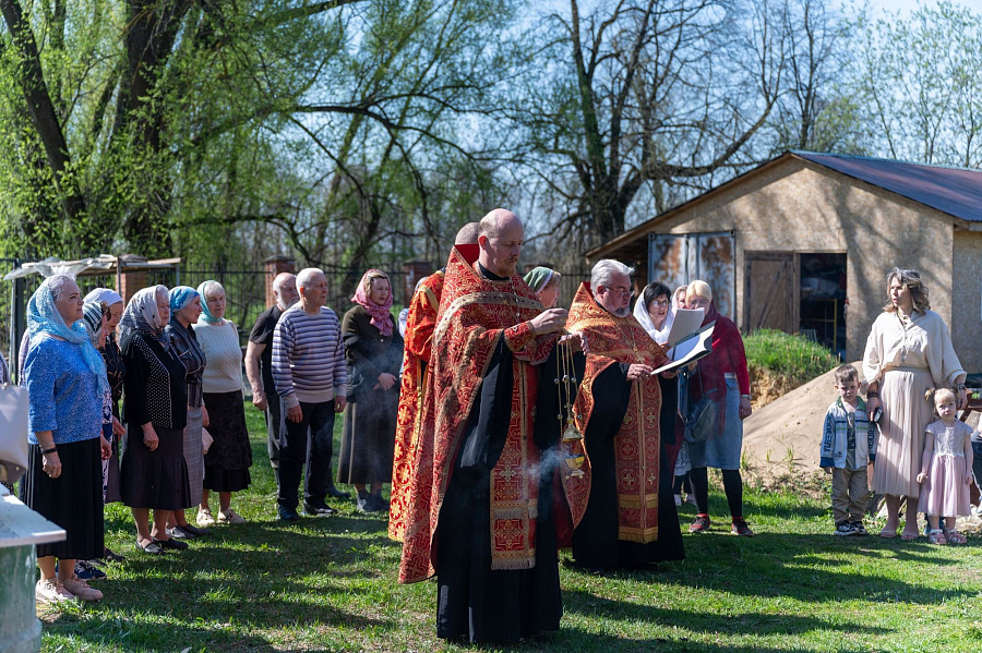 Освящение и установка крестов и куполов в Серафимовском храме с. Федино