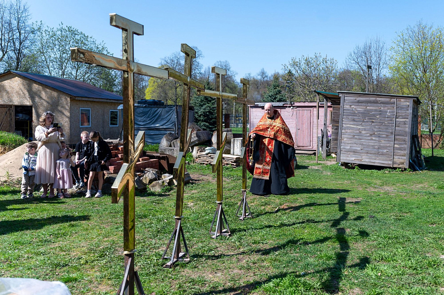 Освящение и установка крестов и куполов в Серафимовском храме с. Федино