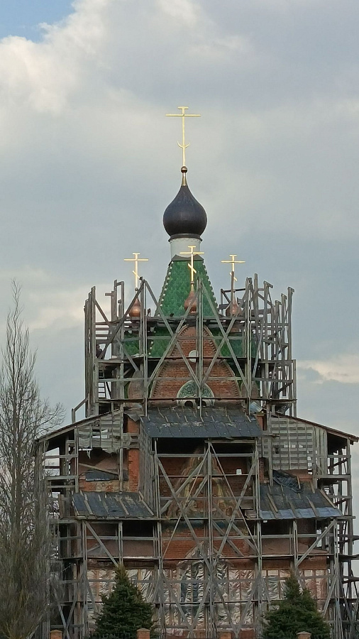 Освящение и установка крестов и куполов в Серафимовском храме с. Федино