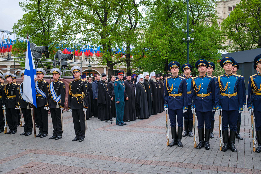 В канун 81-летия Победы Святейший Патриарх Кирилл возложил венок к могиле Неизвестного солдата у Кремлевской стены
