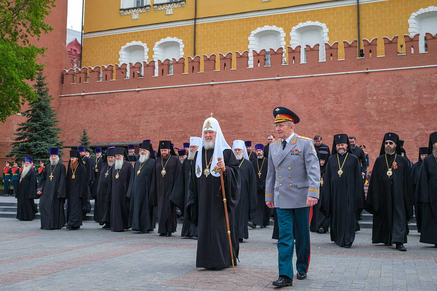 В канун 81-летия Победы Святейший Патриарх Кирилл возложил венок к могиле Неизвестного солдата у Кремлевской стены