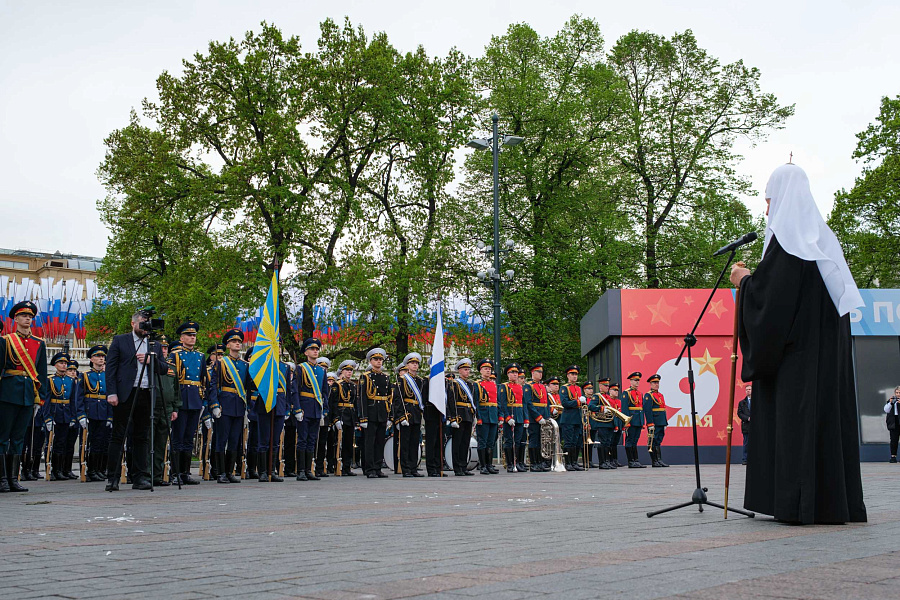 В канун 81-летия Победы Святейший Патриарх Кирилл возложил венок к могиле Неизвестного солдата у Кремлевской стены