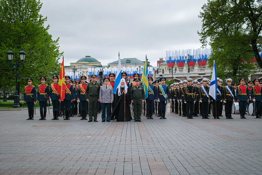 В канун 81-летия Победы Святейший Патриарх Кирилл возложил венок к могиле Неизвестного солдата у Кремлевской стены