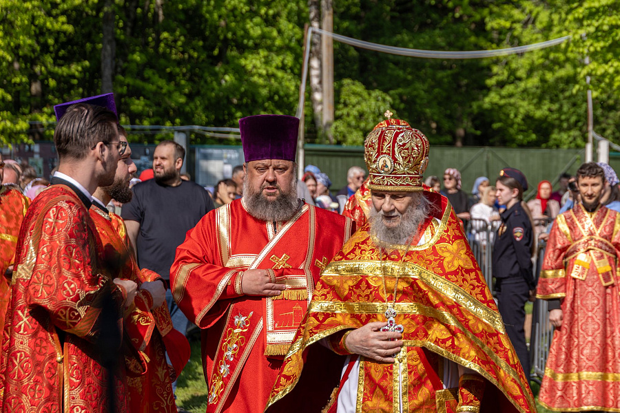 В праздник Собора новомучеников, в Бутове пострадавших, Патриарший наместник Московской митрополии возглавил Литургию на Бутовском полигоне