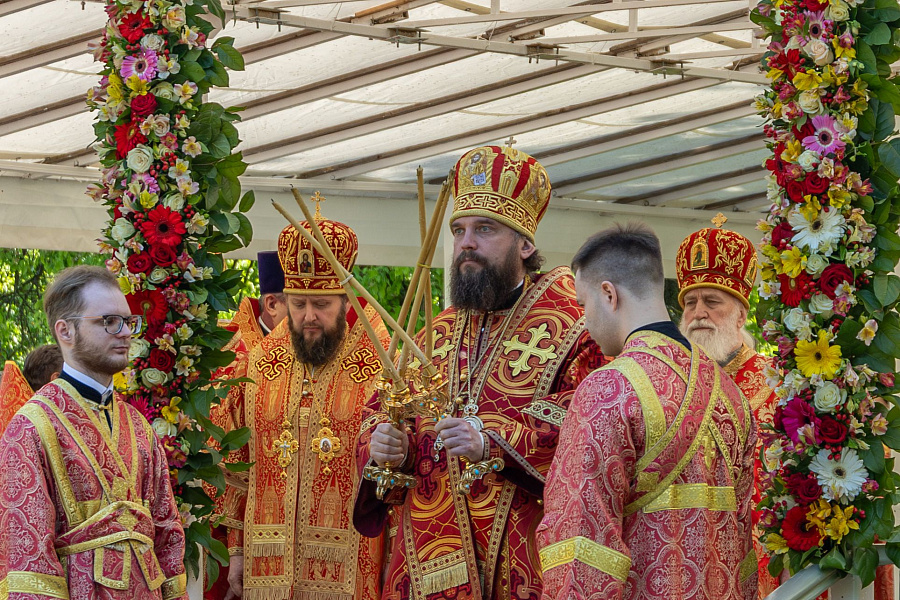 В праздник Собора новомучеников, в Бутове пострадавших, Патриарший наместник Московской митрополии возглавил Литургию на Бутовском полигоне