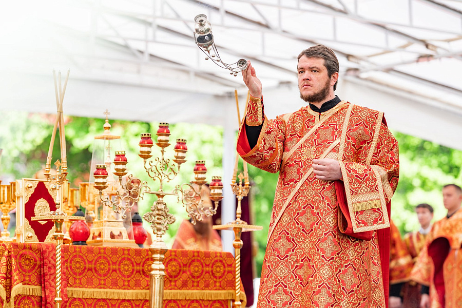 В праздник Собора новомучеников, в Бутове пострадавших, Патриарший наместник Московской митрополии возглавил Литургию на Бутовском полигоне