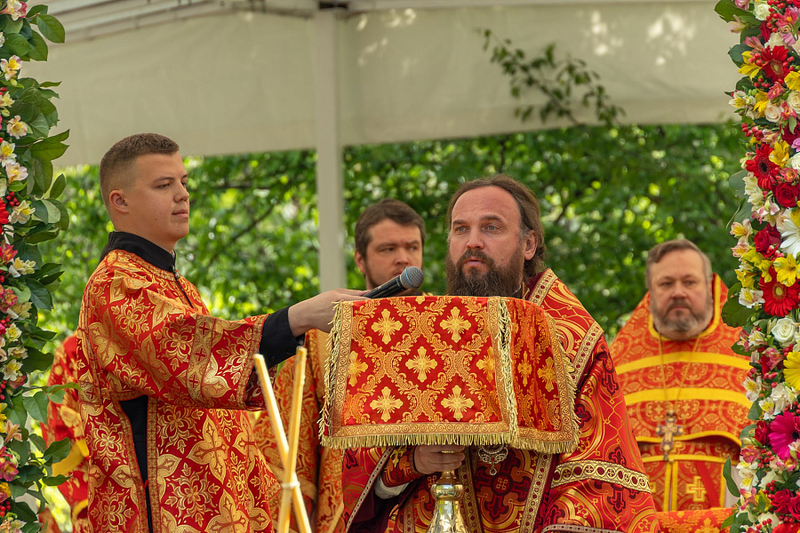 В праздник Собора новомучеников, в Бутове пострадавших, Патриарший наместник Московской митрополии возглавил Литургию на Бутовском полигоне