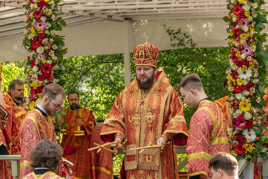 В праздник Собора новомучеников, в Бутове пострадавших, Патриарший наместник Московской митрополии возглавил Литургию на Бутовском полигоне