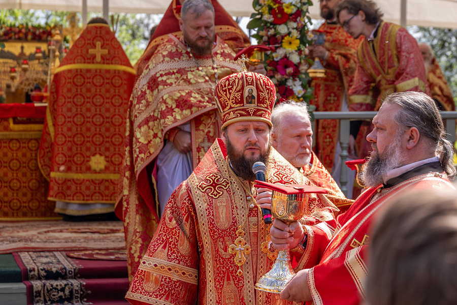 В праздник Собора новомучеников, в Бутове пострадавших, Патриарший наместник Московской митрополии возглавил Литургию на Бутовском полигоне