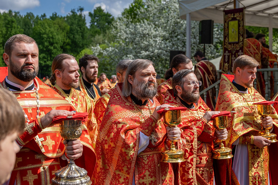 В праздник Собора новомучеников, в Бутове пострадавших, Патриарший наместник Московской митрополии возглавил Литургию на Бутовском полигоне