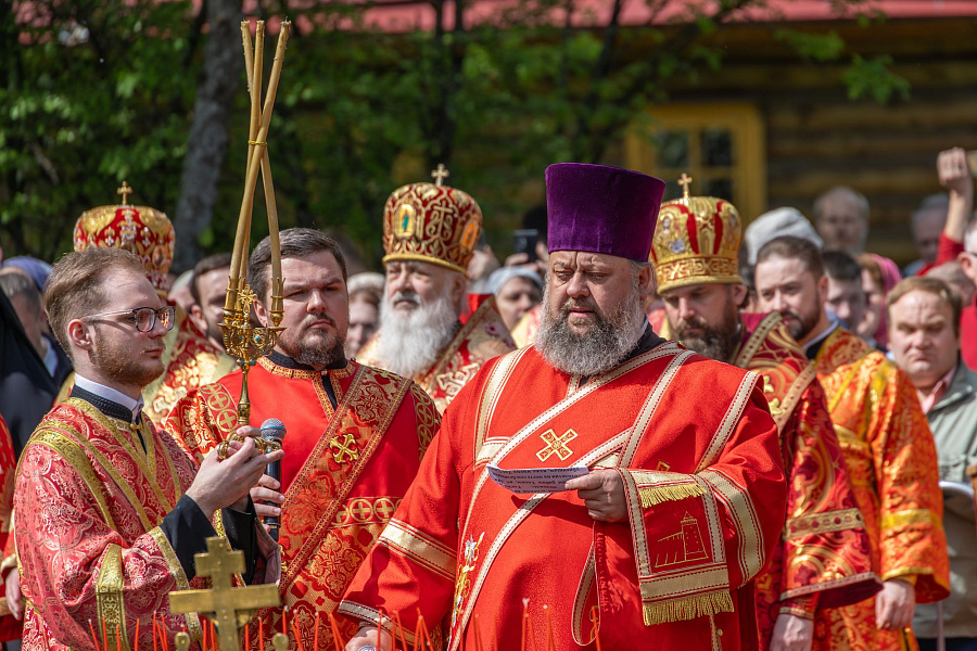 В праздник Собора новомучеников, в Бутове пострадавших, Патриарший наместник Московской митрополии возглавил Литургию на Бутовском полигоне