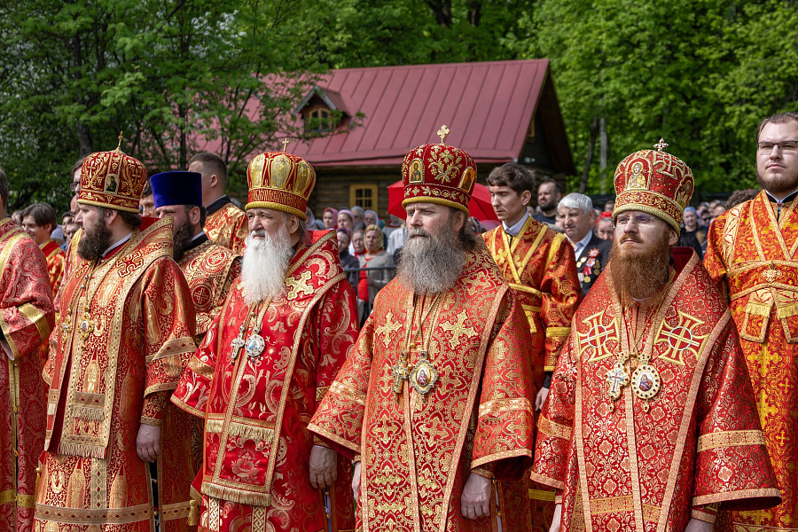 В праздник Собора новомучеников, в Бутове пострадавших, Патриарший наместник Московской митрополии возглавил Литургию на Бутовском полигоне
