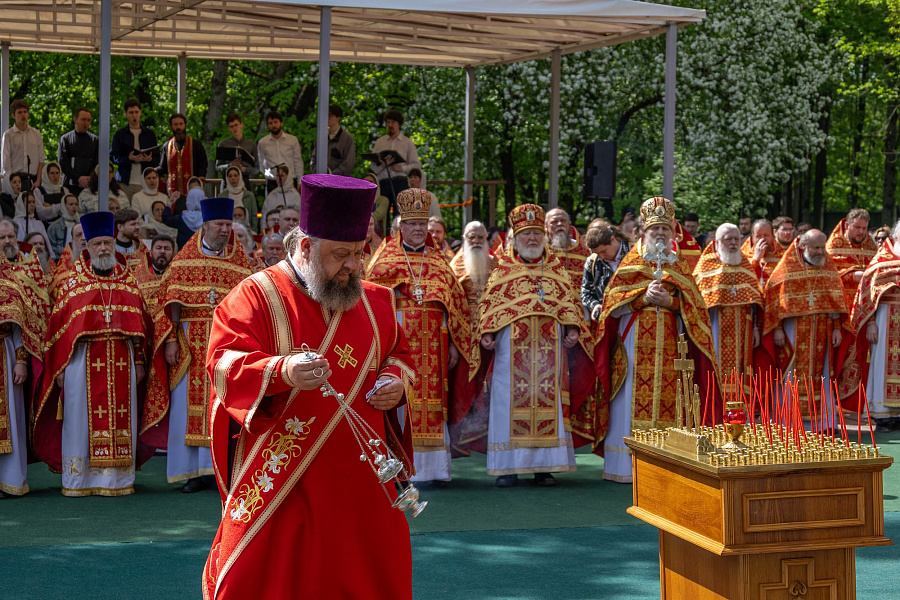 В праздник Собора новомучеников, в Бутове пострадавших, Патриарший наместник Московской митрополии возглавил Литургию на Бутовском полигоне