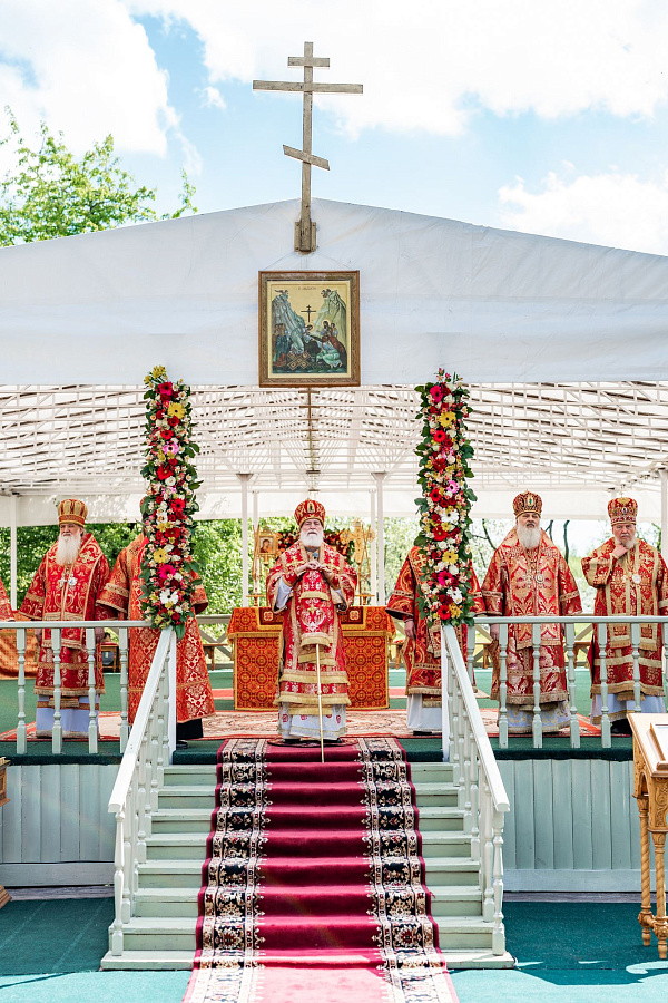 В праздник Собора новомучеников, в Бутове пострадавших, Патриарший наместник Московской митрополии возглавил Литургию на Бутовском полигоне