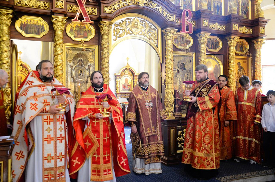 Архиерейское богослужение в Архиерейском подворье Гребневского храма города Одинцово