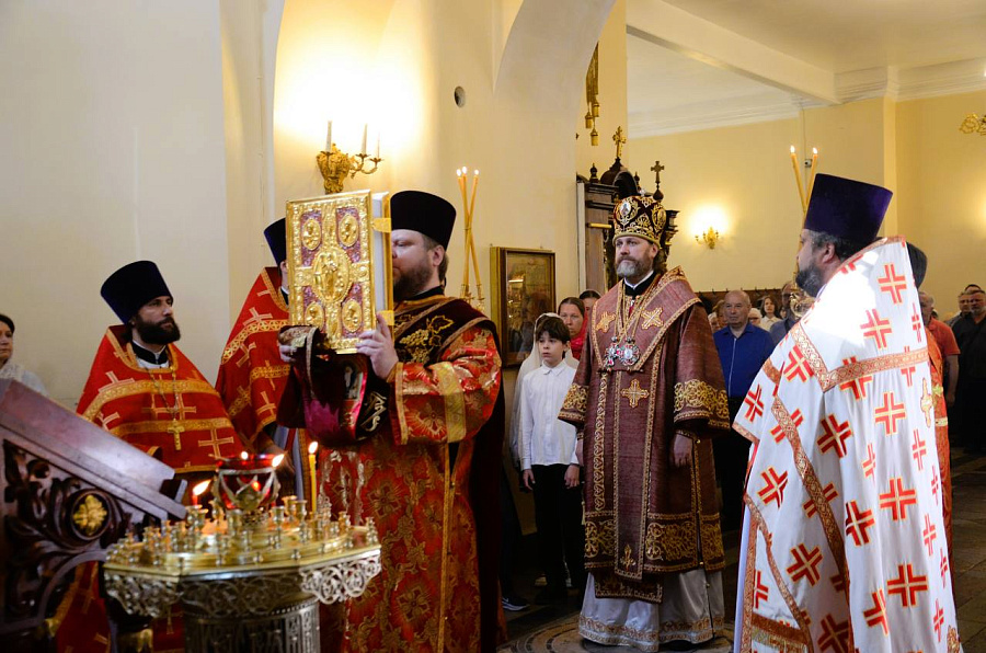 Архиерейское богослужение в Архиерейском подворье Гребневского храма города Одинцово