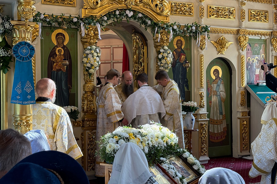 Архиерейское богослужение в Сретенском храме в Дмитрове