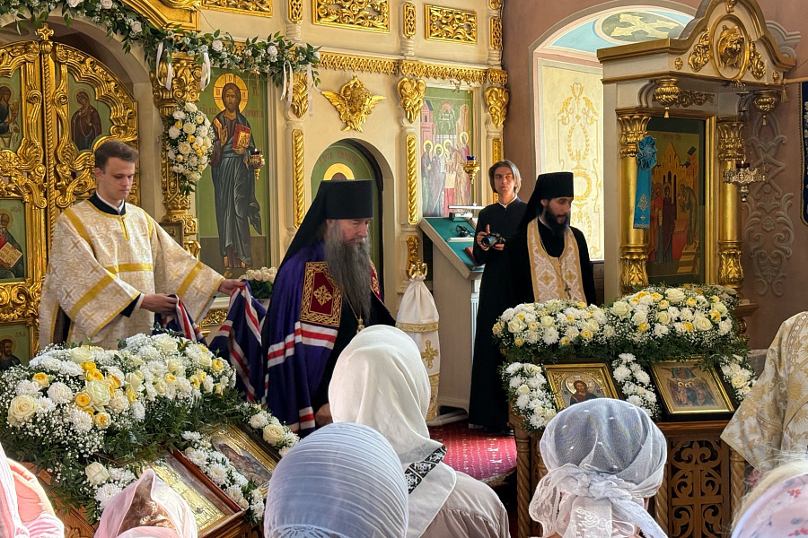 Архиерейское богослужение в Сретенском храме в Дмитрове