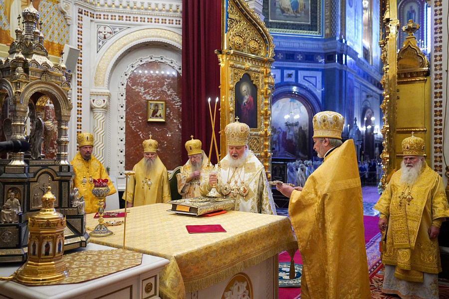 В день памяти равноапостольных Мефодия и Кирилла Предстоятель Русской Церкви совершил Литургию в Храме Христа Спасителя