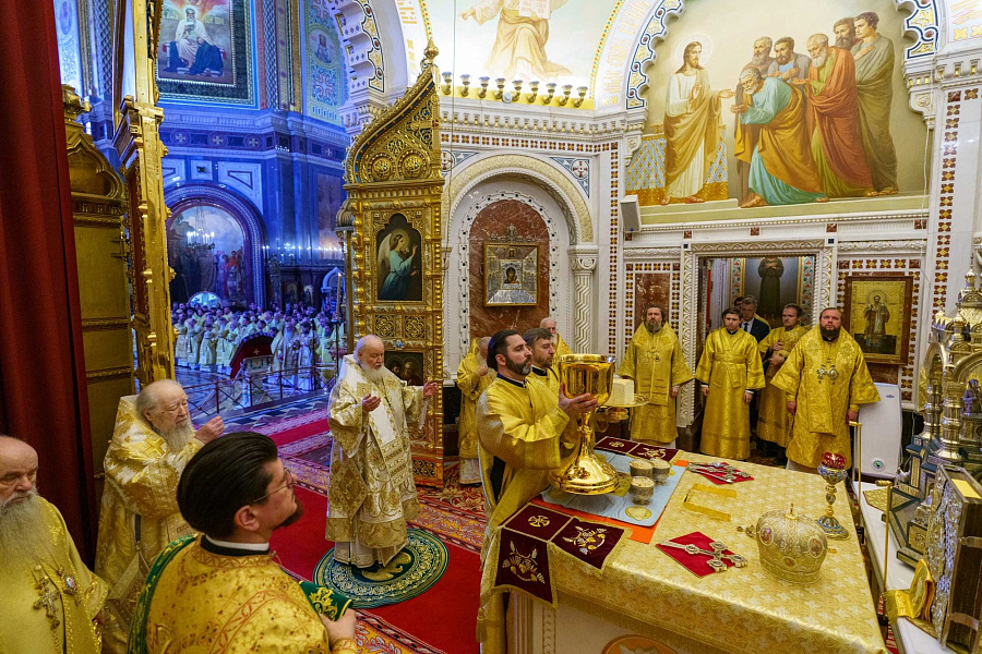 В день памяти равноапостольных Мефодия и Кирилла Предстоятель Русской Церкви совершил Литургию в Храме Христа Спасителя