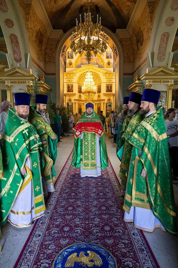 Архиерейское богослужение в Свято-Духовом храме села Шкинь Коломенского округа