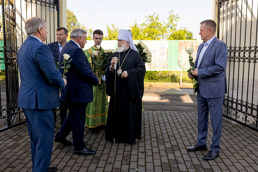 Архиерейское богослужение в Свято-Духовом храме села Шкинь Коломенского округа