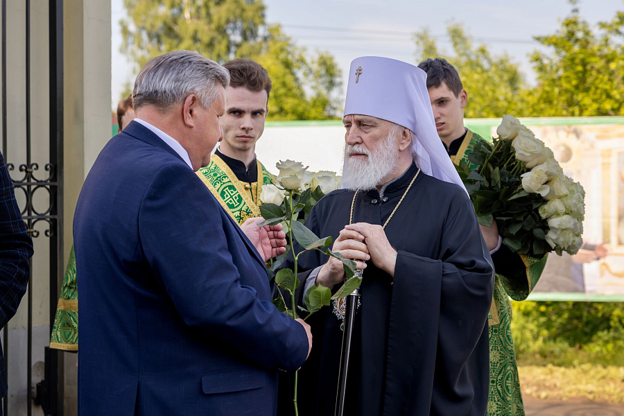 Архиерейское богослужение в Свято-Духовом храме села Шкинь Коломенского округа