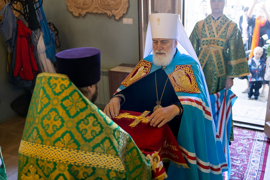 Архиерейское богослужение в Свято-Духовом храме села Шкинь Коломенского округа