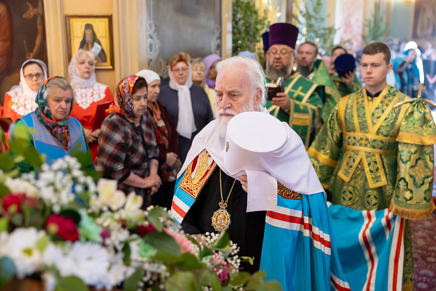 Архиерейское богослужение в Свято-Духовом храме села Шкинь Коломенского округа