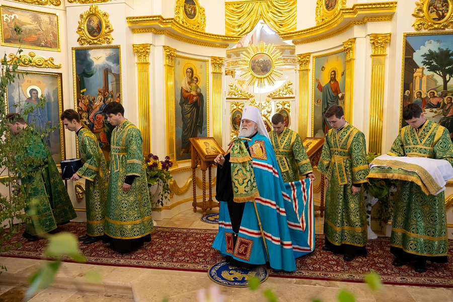 Архиерейское богослужение в Свято-Духовом храме села Шкинь Коломенского округа