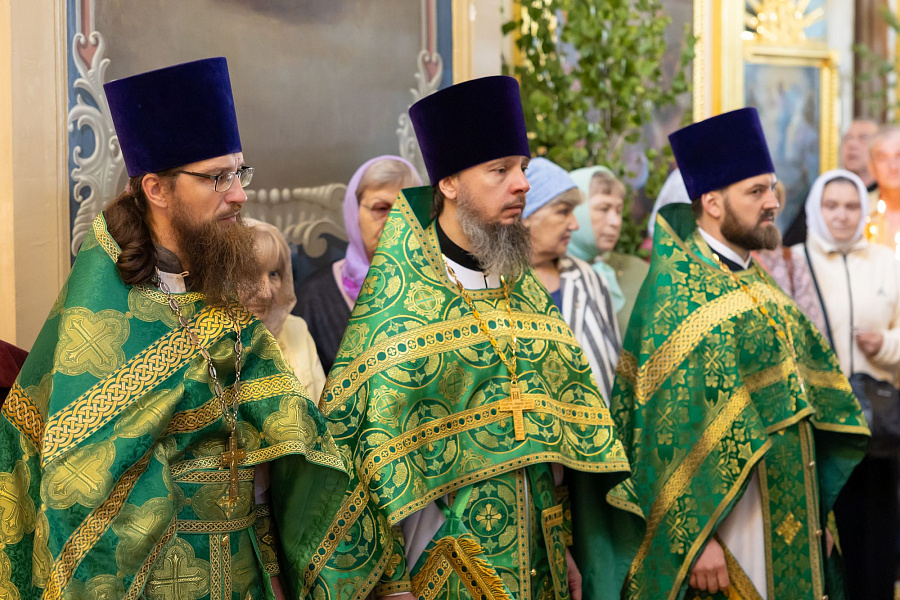 Архиерейское богослужение в Свято-Духовом храме села Шкинь Коломенского округа