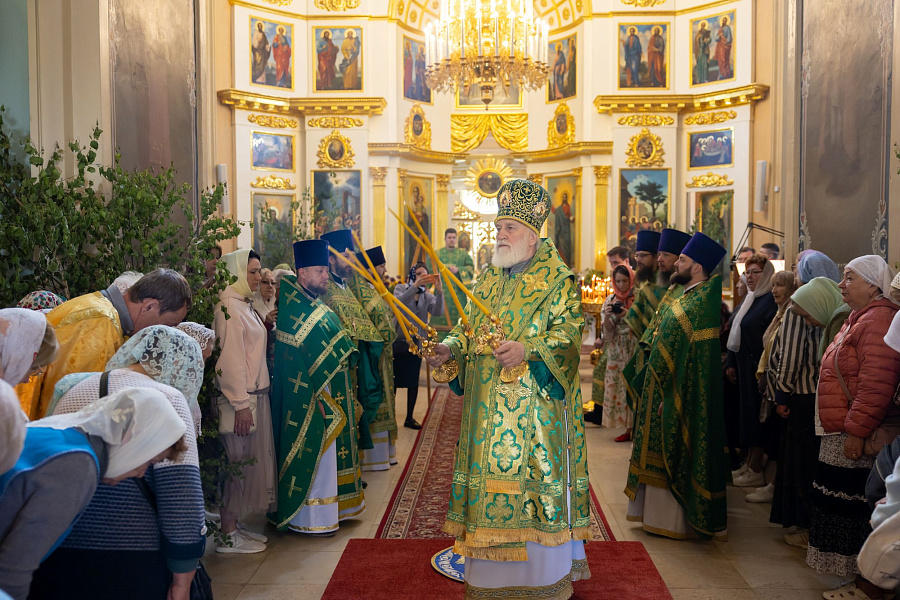 Архиерейское богослужение в Свято-Духовом храме села Шкинь Коломенского округа