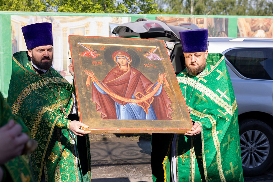Архиерейское богослужение в Свято-Духовом храме села Шкинь Коломенского округа