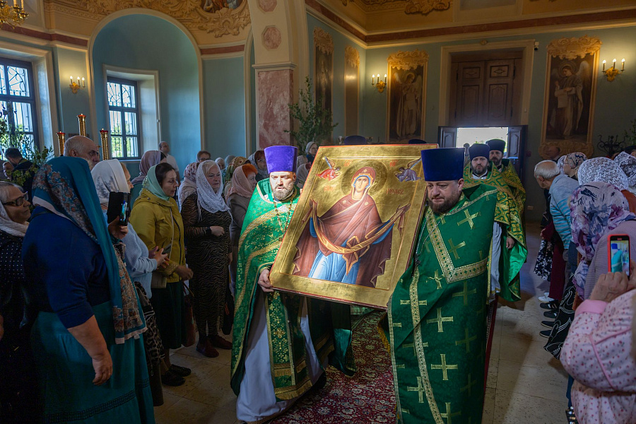 Архиерейское богослужение в Свято-Духовом храме села Шкинь Коломенского округа